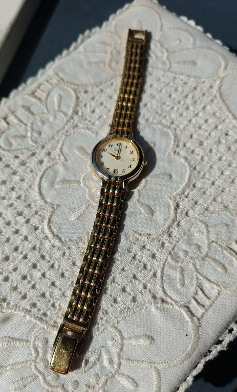 Citizen Quartz gyllt