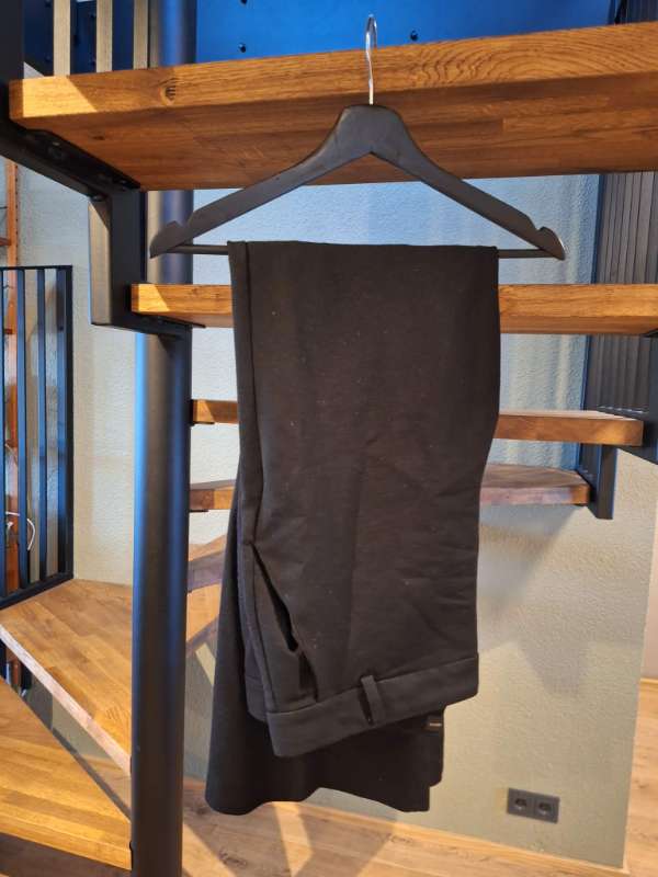 Svartar buxur hnepptar