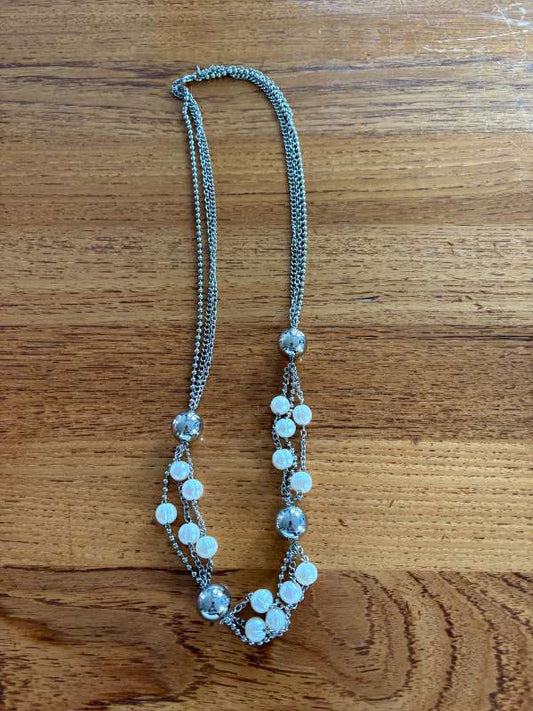 Hálsfesti  m. hvítum perlsum