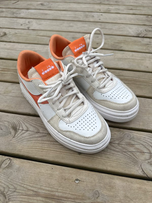 Diadora strigaskór hvítir m app gulu