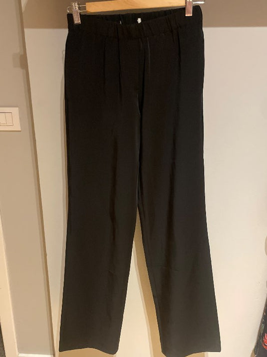 Svartar víðar buxur