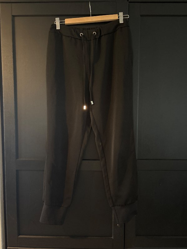 Only svartar buxur