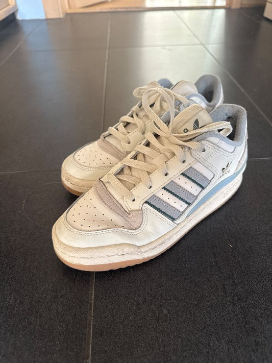 Adidas hvítur og bláir