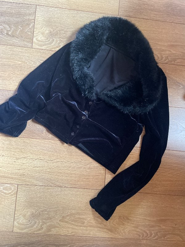 Svört hneppt peysa með loðkraga