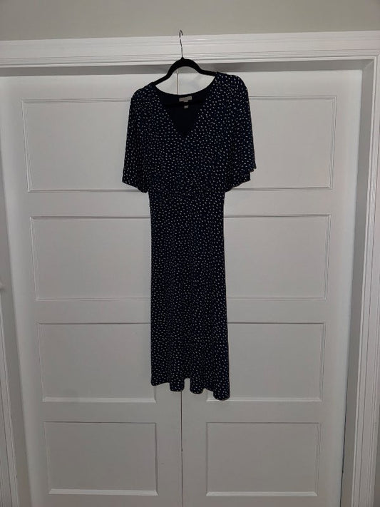 Doppóttur kjóll dökkblár