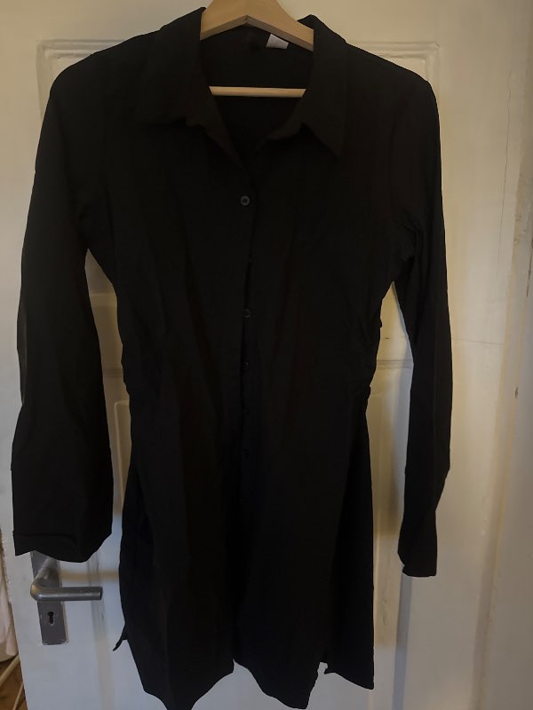 Svartur skyrtukjóll