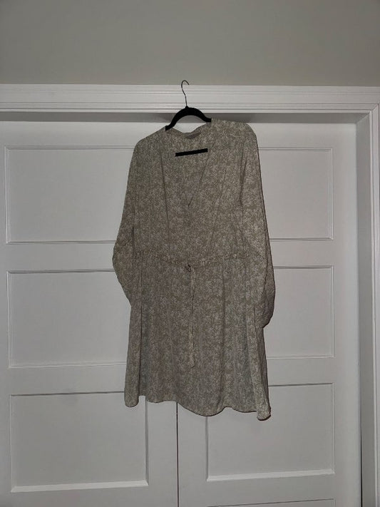 Ljós munstraður kjóll