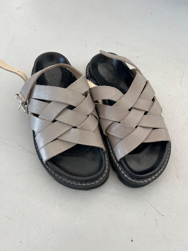 Läst sandalar