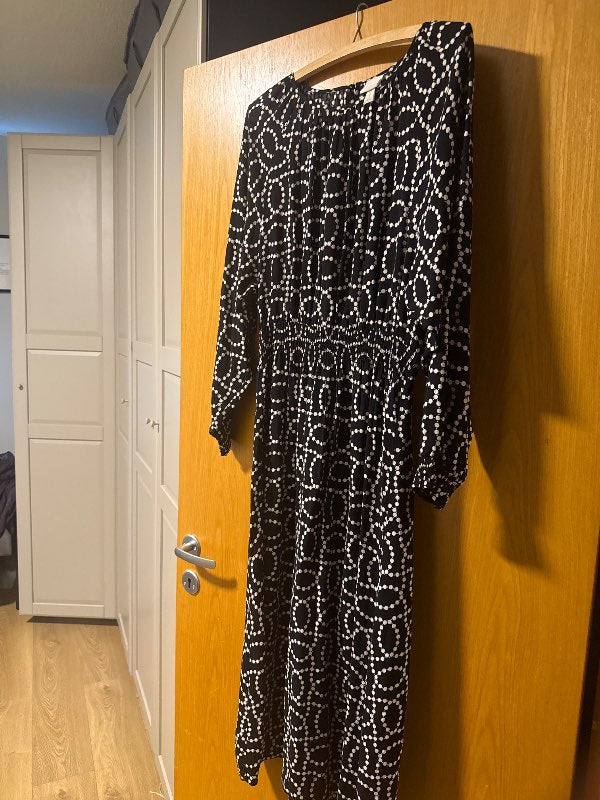 H&M Síður kjóll svartur með hvítu mynstri