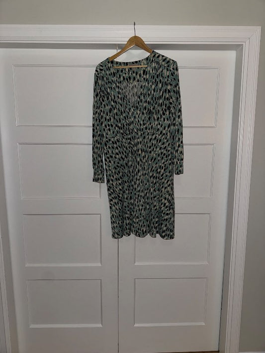 Grænn doppóttur kjóll