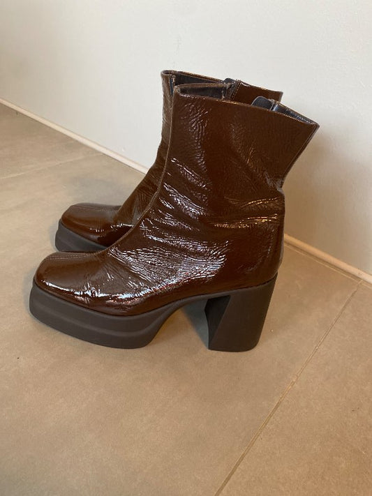 Brún bootz lakk