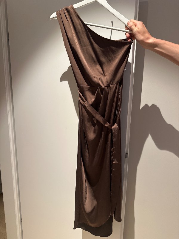 Brúnn satin oneshoulder kjóll