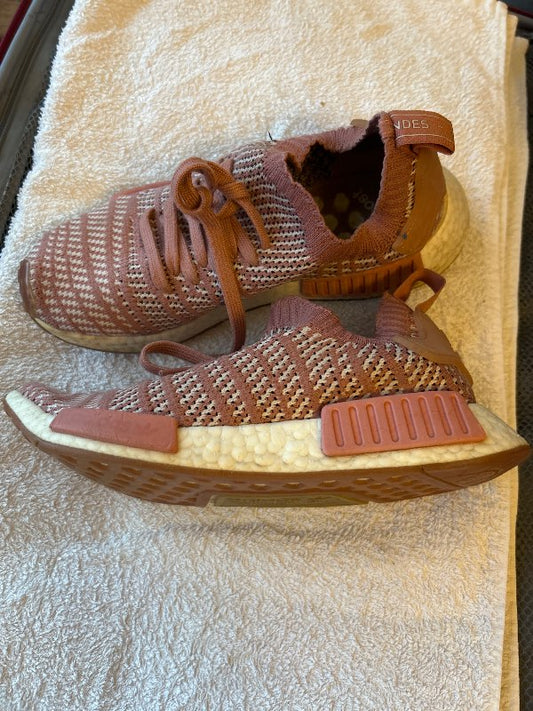 Strigaskór adidas bleikir