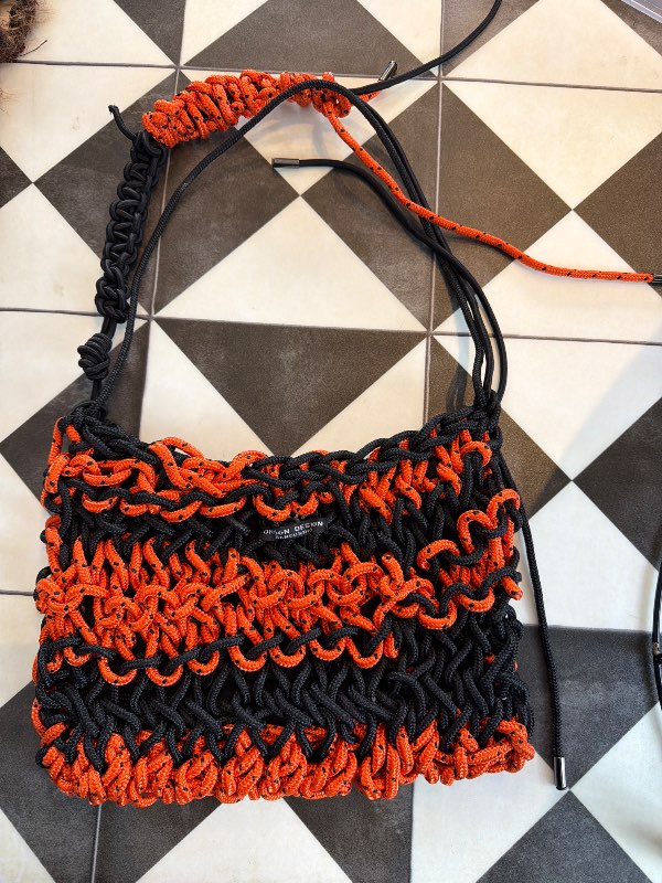 Svört og appelsínugul handmade taska