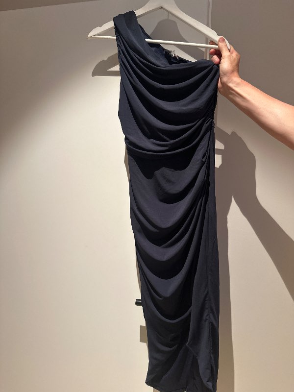 Dökkblár oneshoulder kjóll