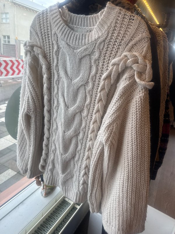 Hvít kaðlapeysa