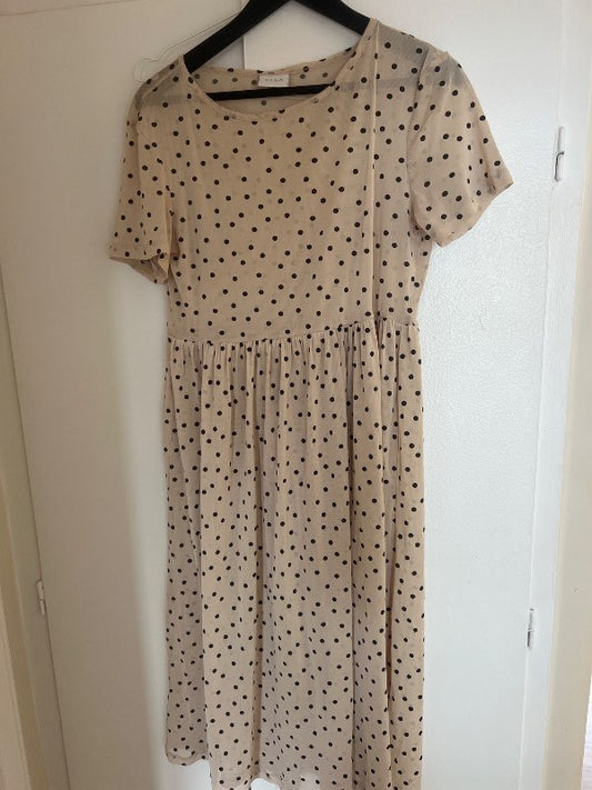 Doppóttur chiffon kjóll