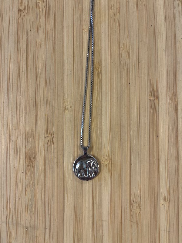 Vera design elephant hálsmen
