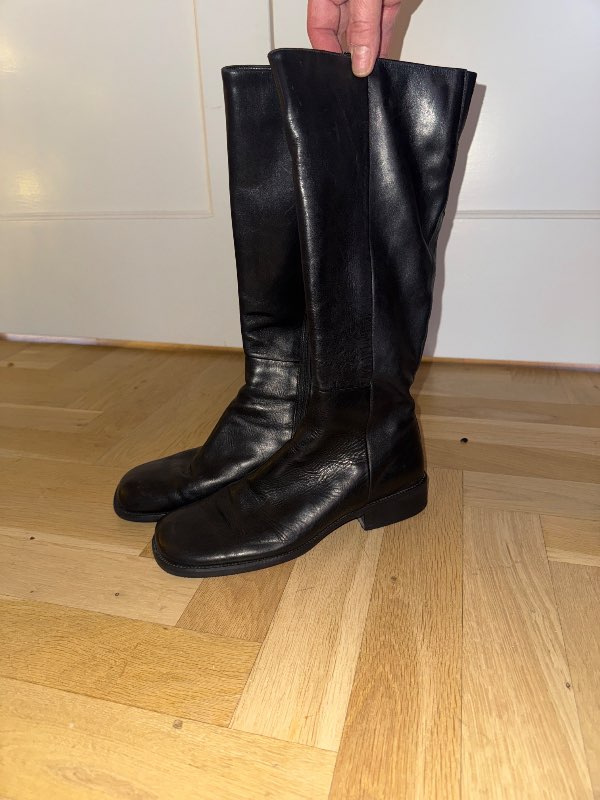 Svört leðurstígvél