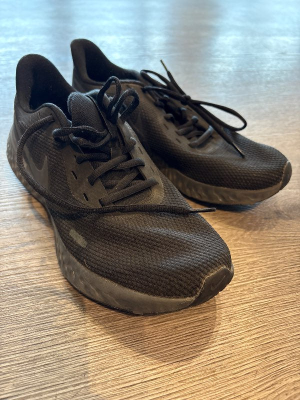 Svartir Nike strigaskór