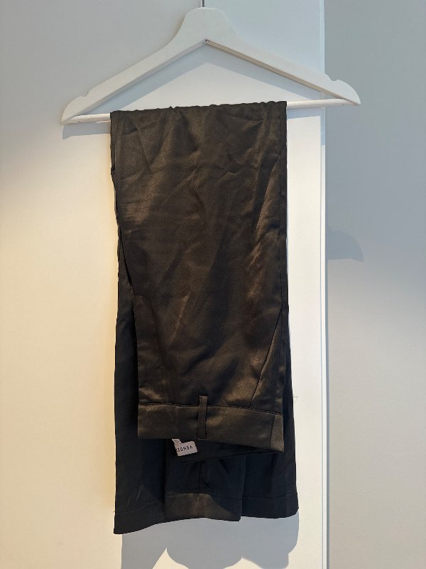 Vanderbys- buxur satin svartar