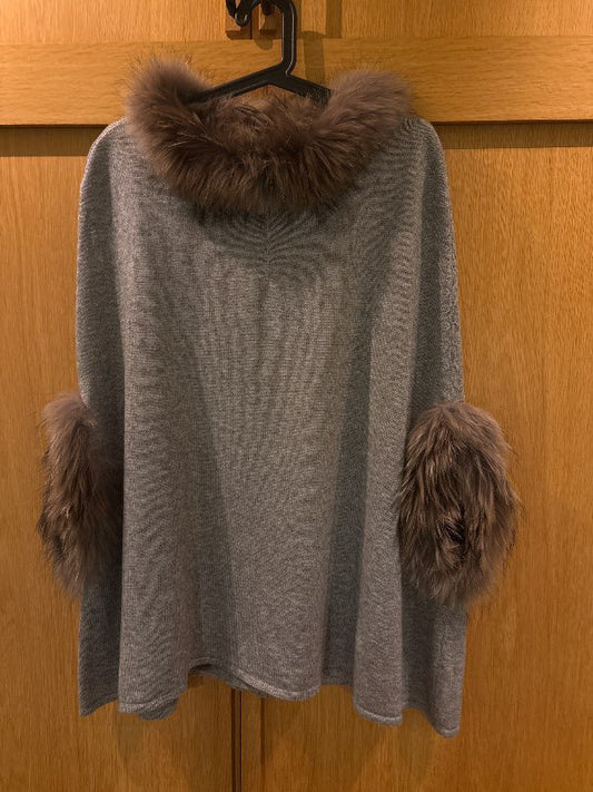 Grá slá með loðfeldi