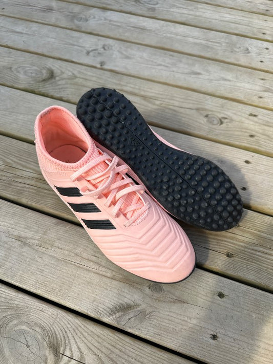Adidas bleikir gervigrasskór