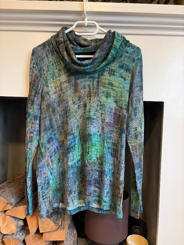 Abstract cowl neck toppur
