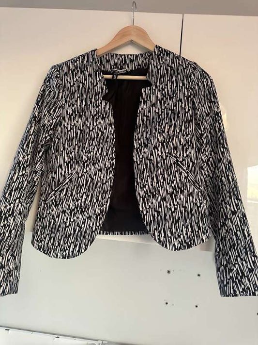 Svartur og hvítur jakki