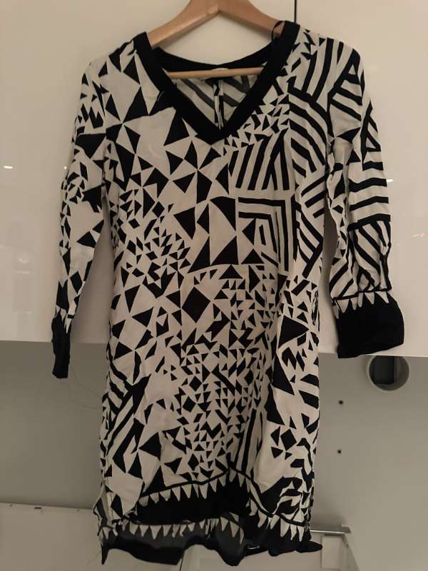 Kjóll svartur og hvítur mng